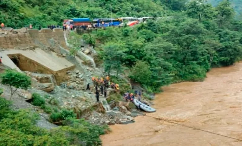 नेपाल में बड़ा हादसा, भूस्खलन के चलते नदी में बह गईं दो बसें, 7 भारतीयों की मौत…