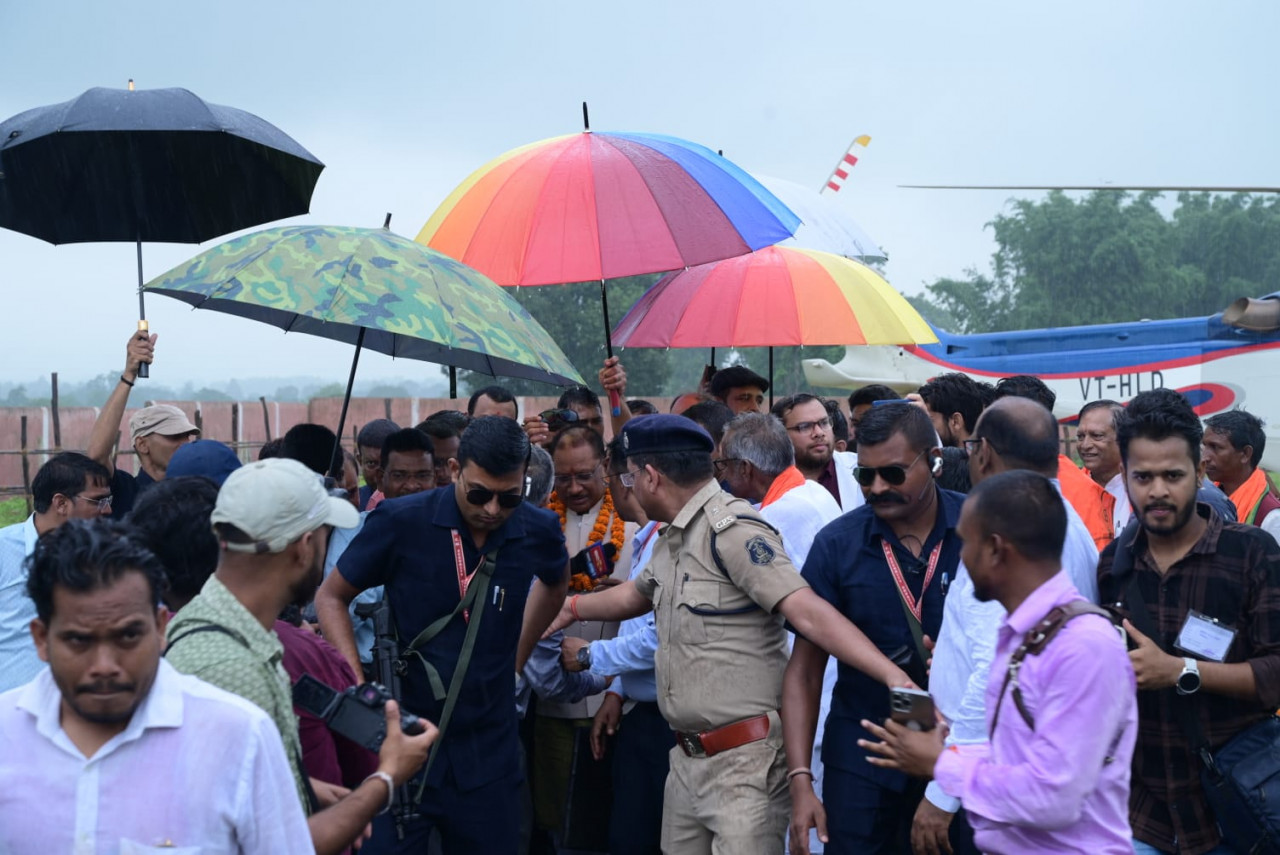 रायगढ़ जिले में स्थित शासकीय हाई स्कूल मैदान पर मुख्यमंत्री विष्णु देव साय के हेलीपैड पहुंचने पर ग्रामीणों ने किया उनका स्वागत