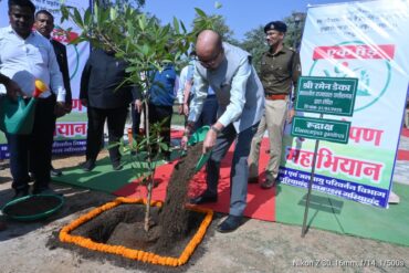 राज्यपाल श्री डेका ने ‘एक पेड़ मां के नाम‘ किया वृक्षारोपण