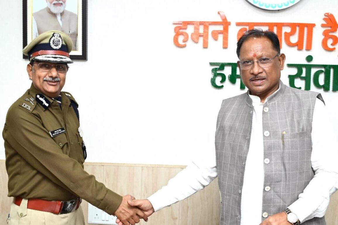 मुख्यमंत्री विष्णुदेव साय से नवनियुक्त पुलिस महानिदेशक अरुण देव गौतम ने की सौजन्य भेंट