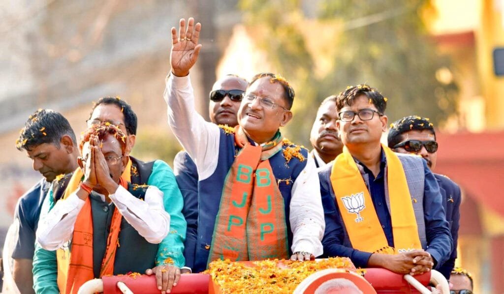 रायगढ़ में मुख्यमंत्री विष्णु देव साय का भव्य रोड शो, उमड़ा जनसैलाब, महापौर प्रत्याशी जीवर्धन चौहान की चाय की दुकान पर बनायी चाय