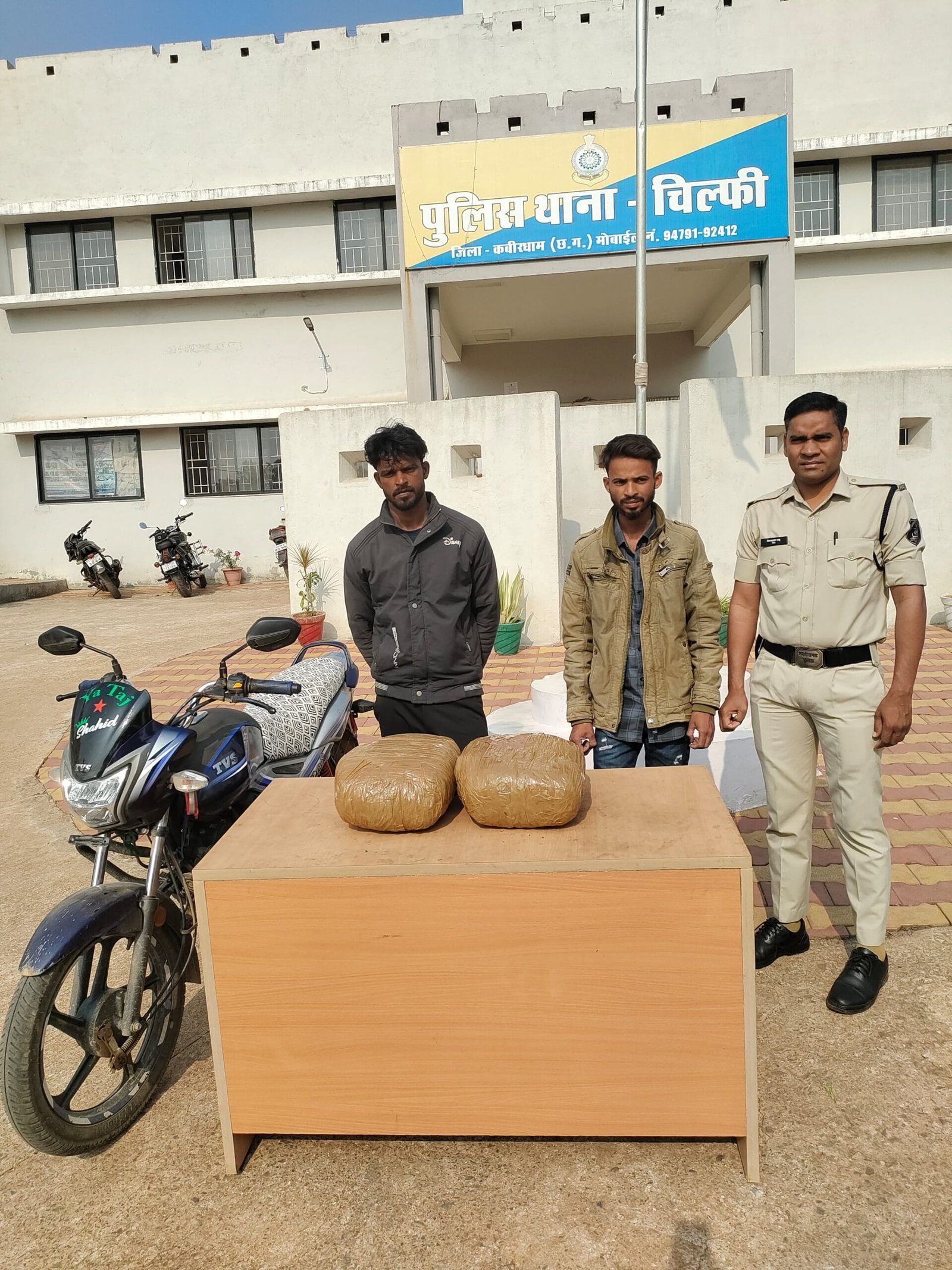 10.940 किलोग्राम गांजा, दो मोबाइल और टीव्हीएस मोटरसाइकिल जप्त 1 10.940 किलोग्राम गांजा, दो मोबाइल और टीव्हीएस मोटरसाइकिल जप्त