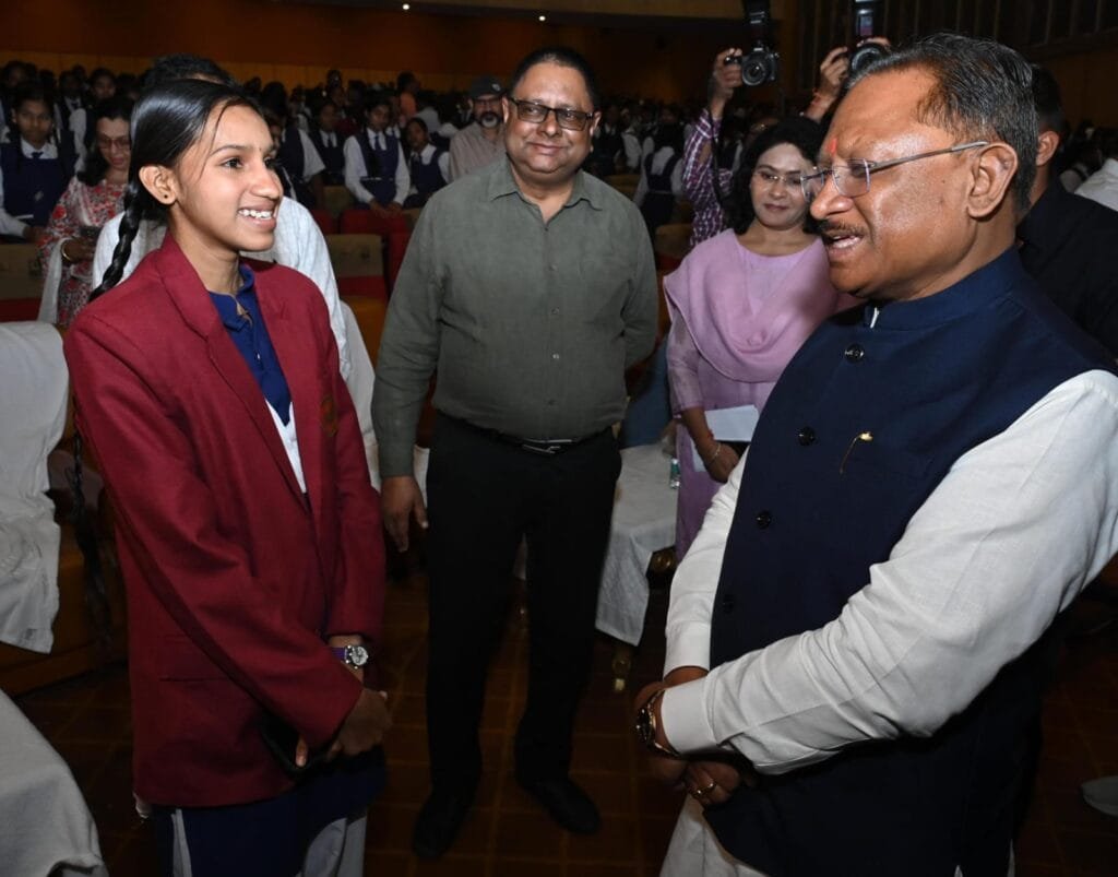 मुख्यमंत्री विष्णु देव साय ने छात्र छात्राओं के साथ सुनी "परीक्षा पे चर्चा" की आठवीं कड़ी, कहा- युवाओं और अभिभावकों को संबल देने वाली पहल