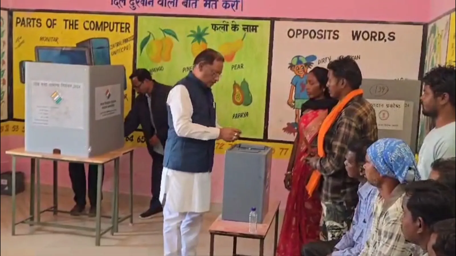 मुख्यमंत्री विष्णु देव साय ने त्रिस्तरीय पंचायत चुनाव के तीसरे चरण में किया मतदान 1 मुख्यमंत्री विष्णु देव साय ने त्रिस्तरीय पंचायत चुनाव के तीसरे चरण में किया मतदान
