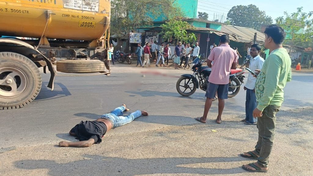 बलौदाबाजार में दर्दनाक सड़क हादसा: तेज रफ्तार माजदा से टकराई स्कूटी, युवक का सिर धड़ से अलग