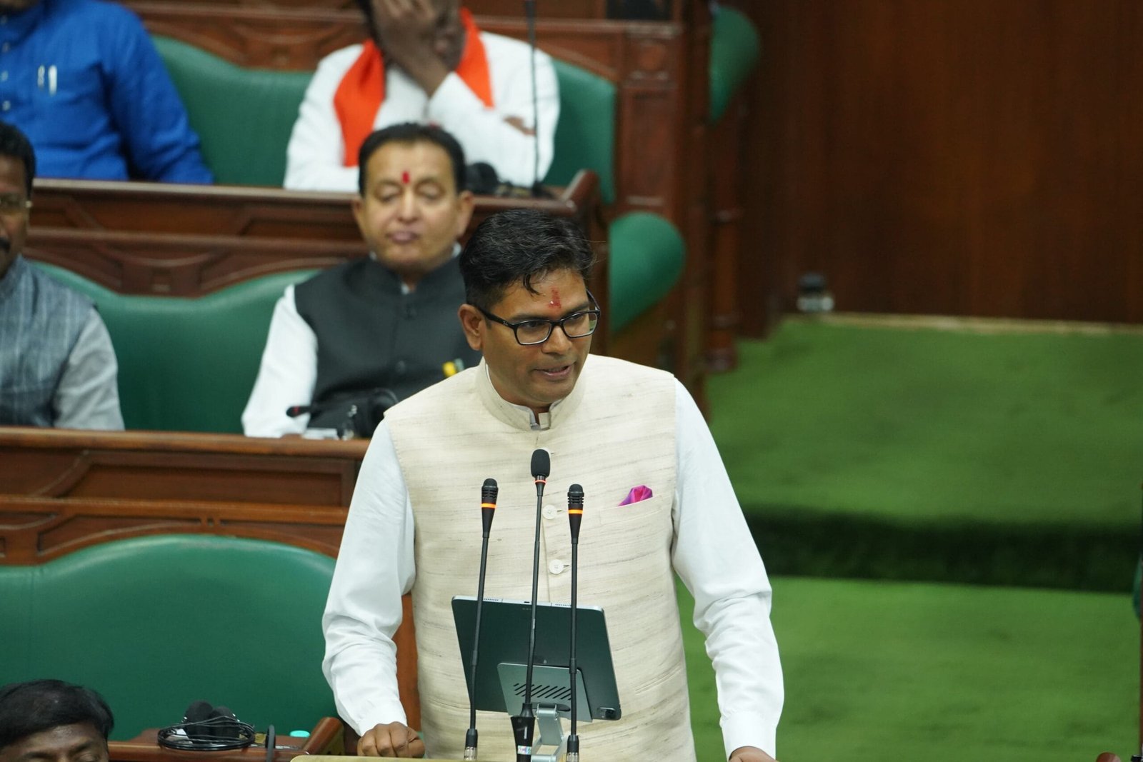 छत्तीसगढ़ बजट 2025: वित्त मंत्री ओपी चौधरी की बड़ी घोषणाएं, सरकारी कर्मचारियों का डीए बढ़ा, पेट्रोल पर टैक्स घटा, पढ़िए बड़ी घोषणाएं.. 1 छत्तीसगढ़ बजट 2025: वित्त मंत्री ओपी चौधरी की बड़ी घोषणाएं, सरकारी कर्मचारियों का डीए बढ़ा, पेट्रोल पर टैक्स घटा