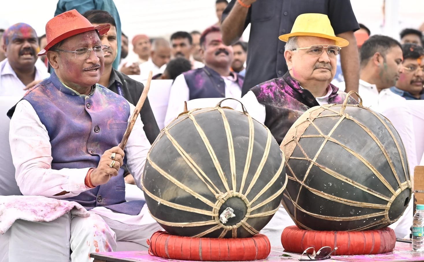 छत्तीसगढ़ विधानसभा में होली की धूम: विधानसभा अध्यक्ष, मुख्यमंत्री व विधायकों ने खेली रंगों की होली