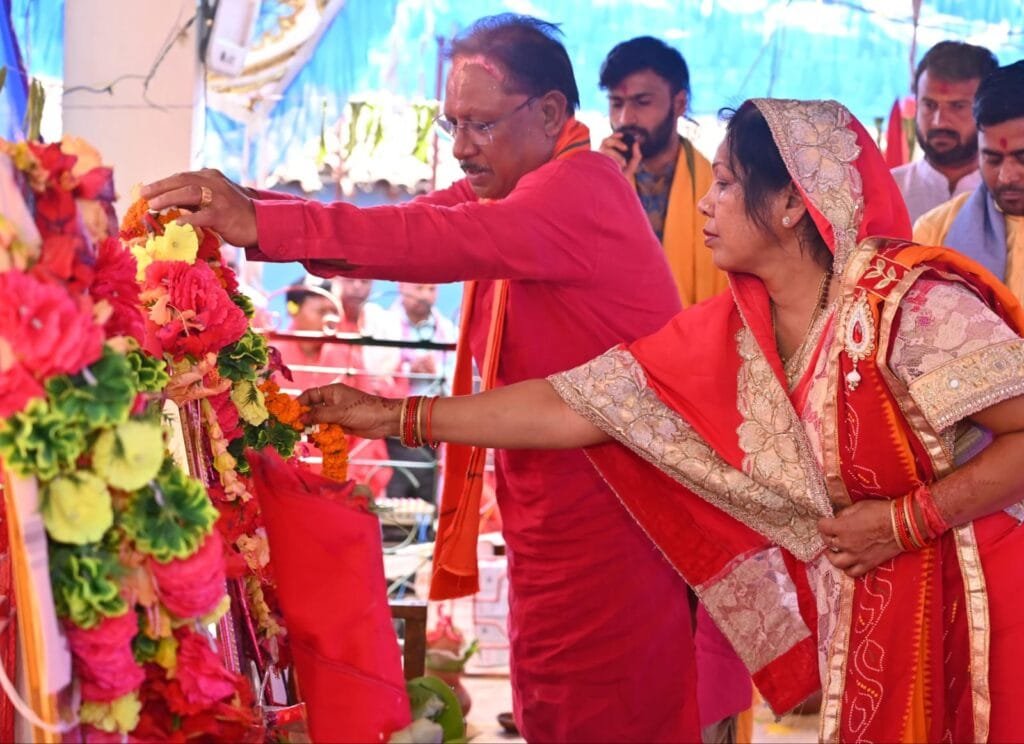 मुख्यमंत्री विष्णुदेव साय ने गृह ग्राम बगिया में ग्रामीणों संग मनाई होली, जशपुर में सनातन समाज के अनुष्ठान में हुए शामिल