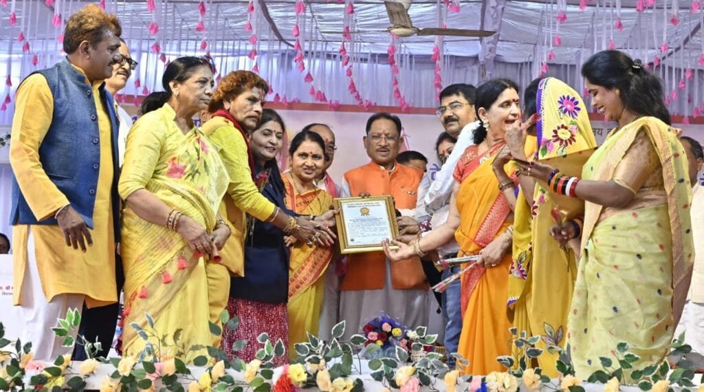मुख्यमंत्री विष्णु देव साय ने भक्त माता कर्मा की 1009वीं जयंती पर किया ऐतिहासिक डाक टिकट का विमोचन