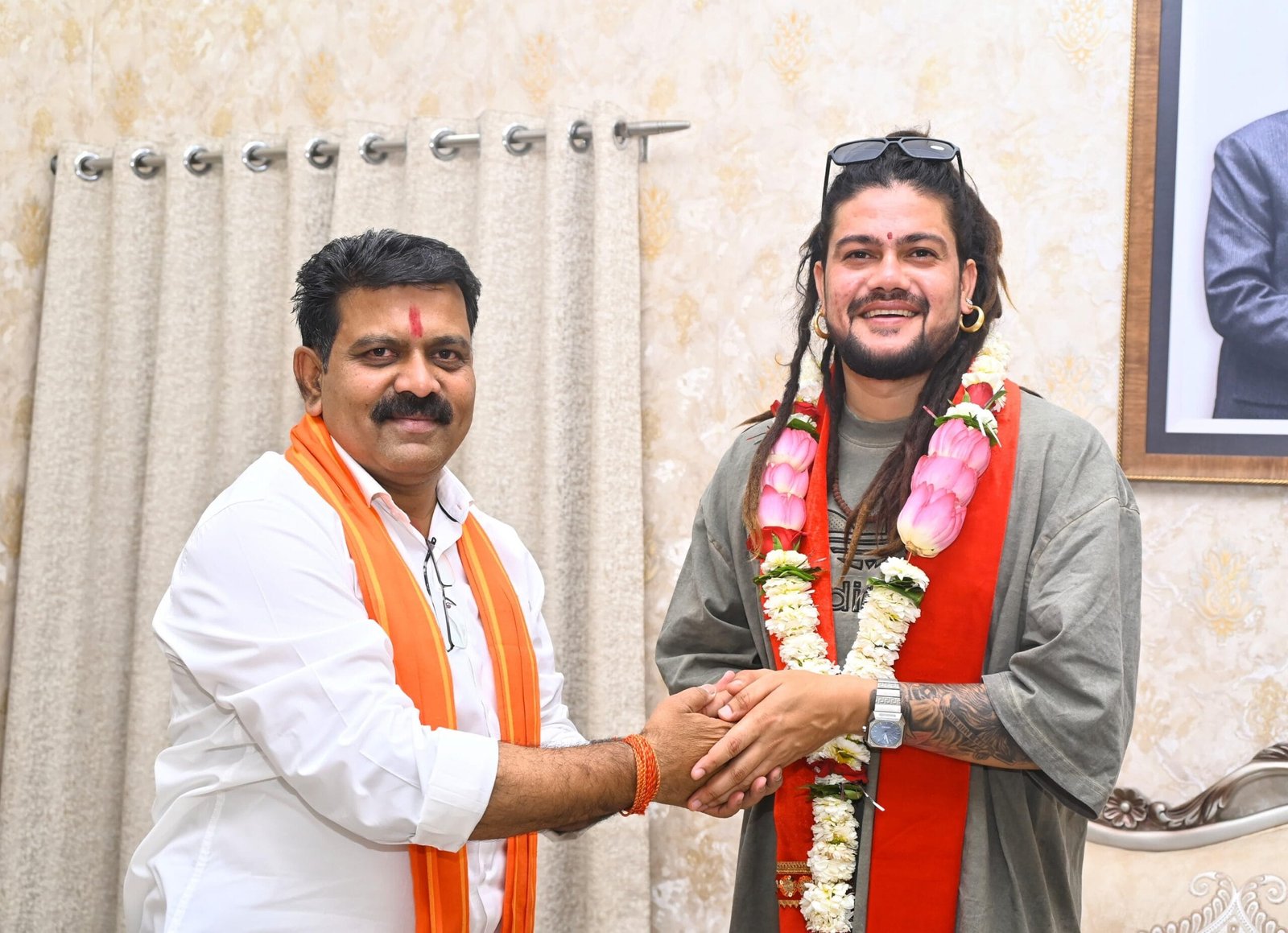 भोरमदेव महोत्सव में भजन गायक हंसराज रघुवंशी की भव्य प्रस्तुति आज, उपमुख्यमंत्री विजय शर्मा से की मुलाकात 1 भोरमदेव महोत्सव में भजन गायक हंसराज रघुवंशी की भव्य प्रस्तुति आज, उपमुख्यमंत्री विजय शर्मा से की मुलाकात