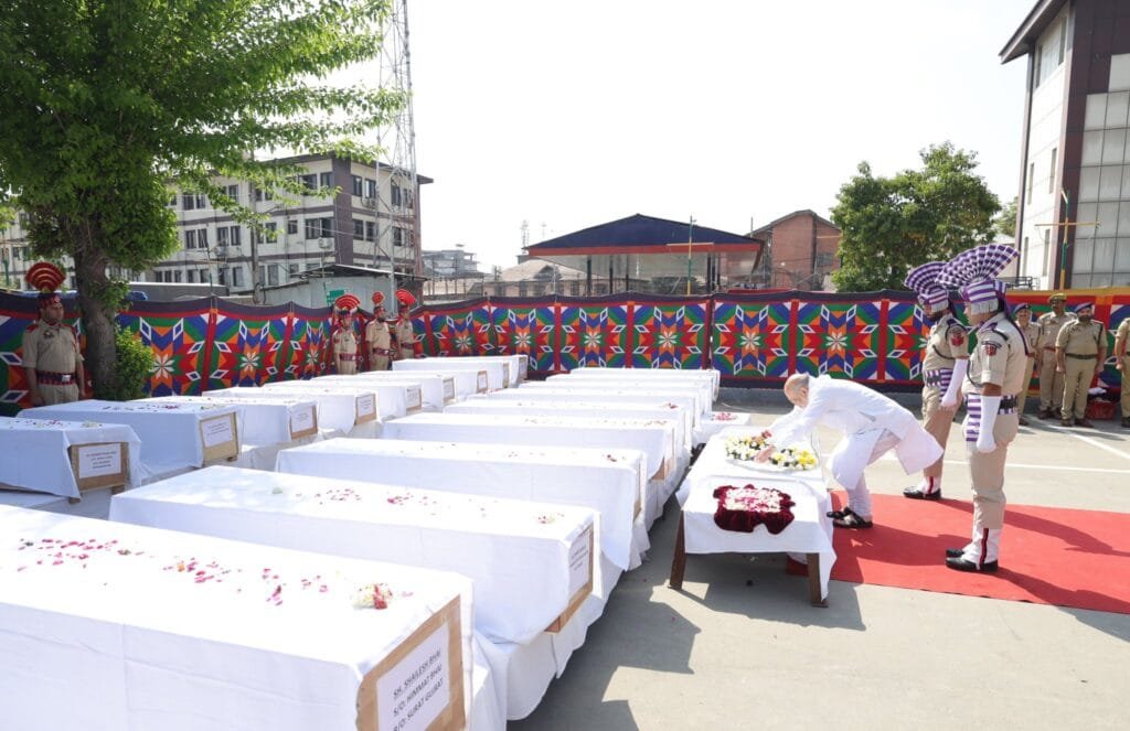 पहलगाम आतंकी हमला: रक्षा मंत्रालय ने सेना, एयरफोर्स और नेवी को तैयार रहने के दिए निर्देश