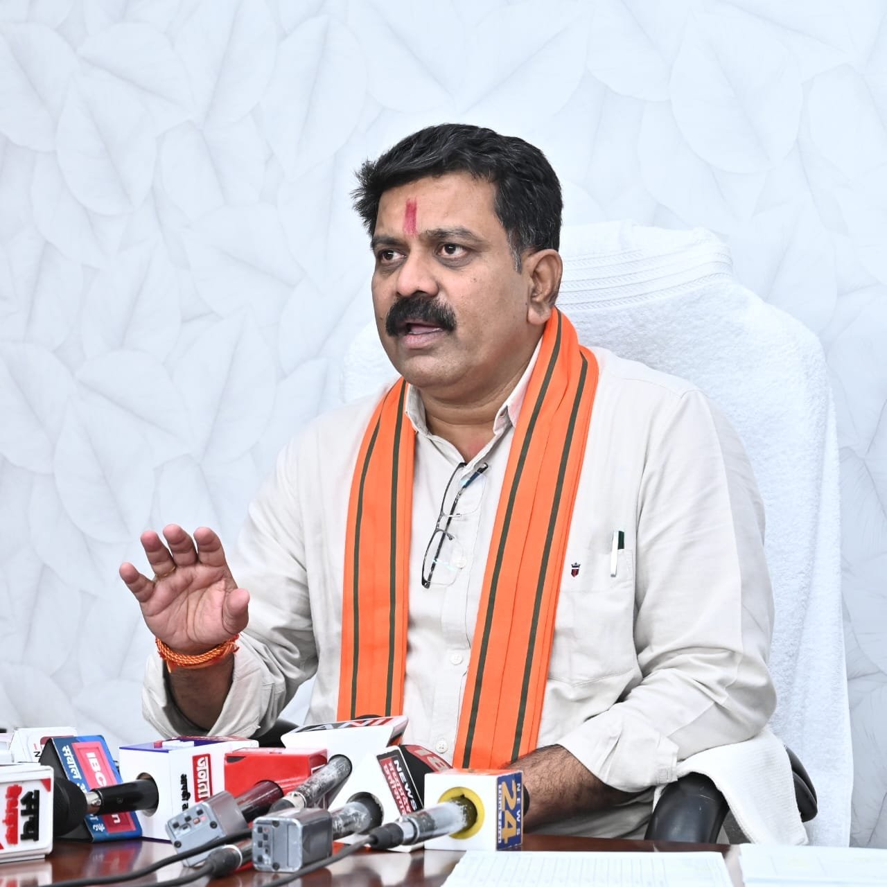 छत्तीसगढ़ सरकार नक्सल वार्ता को तैयार, लेकिन हिंसा पर कोई समझौता नहीं ; वक़्फ़ संशोधन बिल से पारदर्शिता सुनिश्चित होगी: उपमुख्यमंत्री विजय शर्मा