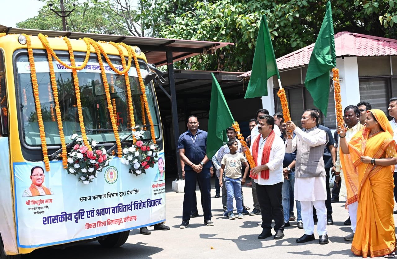 मुख्यमंत्री विष्णु देव साय ने रायपुर और बिलासपुर के डे-स्कॉलर विशेष बच्चों के लिए निःशुल्क बस सेवा का किया शुभारंभ