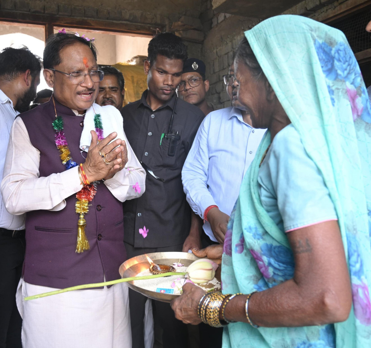सुशासन तिहार 2025 : मुख्यमंत्री विष्णु देव साय अचानक पहुंचे सक्ती जिले के ग्राम करिगांव, पीपल के पेड़ के नीचे चौपाल लगाकर सुनी ग्रामीणों की समस्याए