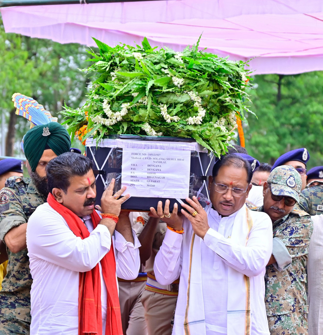  मुख्यमंत्री ने नक्सल मुठभेड़ में शहीद जवान मेहुल भाई को दी श्रद्धांजलि
