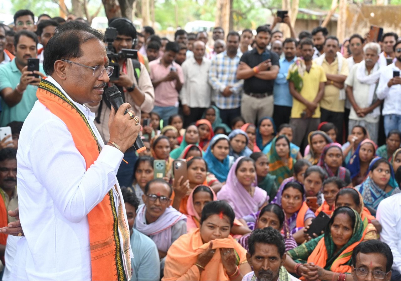 सुशासन तिहार : गुलमोहर पेड़ के नीचे लगी मुख्यमंत्री विष्णु देव साय की चौपाल, सारंगढ़-बिलाइगढ़ जिले के ग्राम कनकबीरा में उतरा मुख्यमंत्री का उड़नखटोला