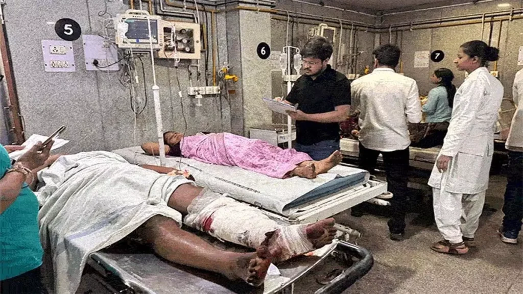 छत्तीसगढ़ में दर्दनाक सड़क हादसा: ट्रेलर की टक्कर से 13 लोगों की मौत, 10 महिलाएं और 3 बच्चे शामिल, मुख्यमंत्री ने जताया शोक
