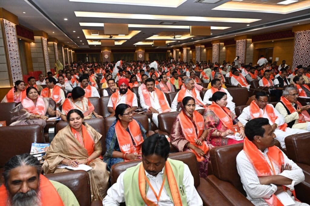 वक्फ संशोधन बिल को लेकर BJP की कार्यशाला : राष्ट्रीय महासचिव डॉ. राधा मोहन दास अग्रवाल और मुख्यमंत्री विष्णु देव साय ने कांग्रेस पर साधा निशाना, कहा – "वक्फ संपत्तियों का होगा पारदर्शी प्रबंधन, गरीब मुसलमानों को मिलेगा हक"