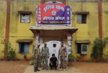 महिला से झपटमारी करने वाला आरोपी गिरफ्तार, घटना में प्रयुक्त मोटरसाइकिल जब्त — दो अन्य आरोपी फरार
