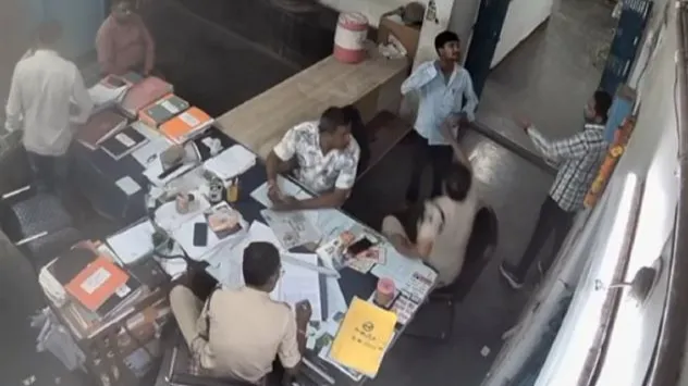 थाने के भीतर युवक ने किया आत्महत्या का प्रयास, ब्लेड से गला रेतकर बोला– मुझे मरना है