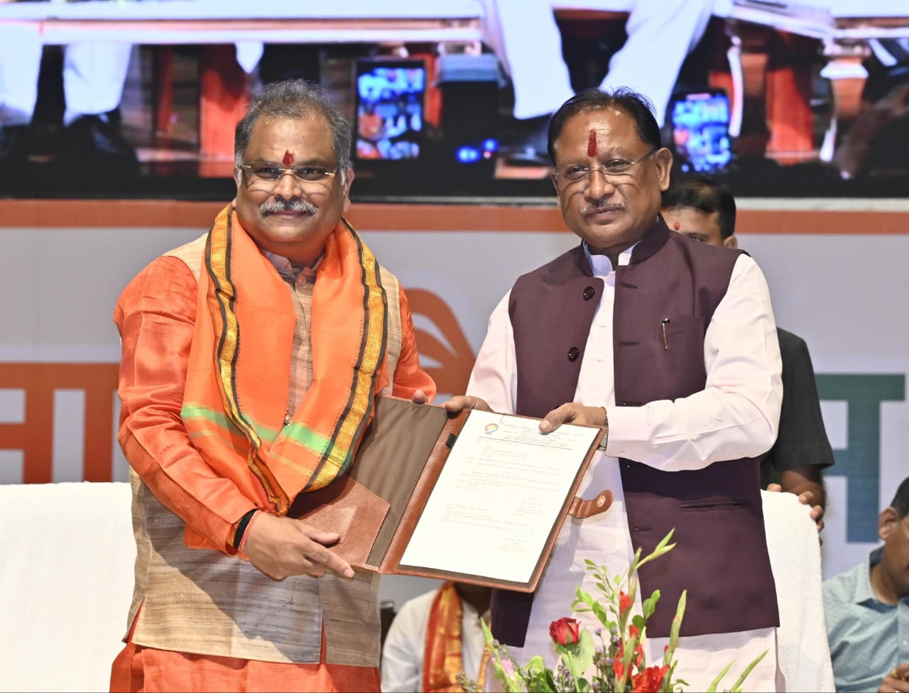 मुख्यमंत्री श्री विष्णुदेव साय ने छत्तीसगढ़ स्टेट बेवरेजेस कॉर्पोरेशन के अध्यक्ष श्रीनिवास मद्दी के पदभार ग्रहण समारोह में हुए शामिल