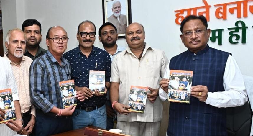 मुख्यमंत्री विष्णु देव साय ने पत्रकार संघ की टेलीफोन डायरेक्टरी का किया विमोचन