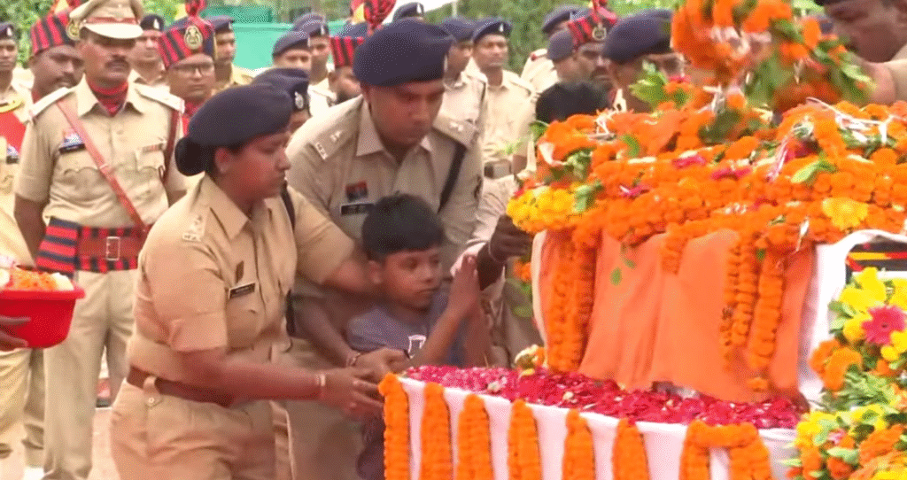 शहीद ASP आकाश राव गिरिपुंजे को CM विष्णु देव साय और डॉ. रमन सिंह ने दी श्रद्धांजलि