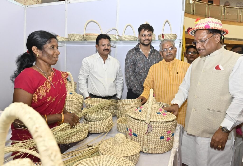 मुख्यमंत्री छत्तीसगढ़ हस्तशिल्प विकास बोर्ड की नवनियुक्त अध्यक्ष शालिनी राजपूत के पदभार ग्रहण समारोह में हुए शामिल, औजार उपकरण योजना अंतर्गत अनुदान राशि का किया वितरण