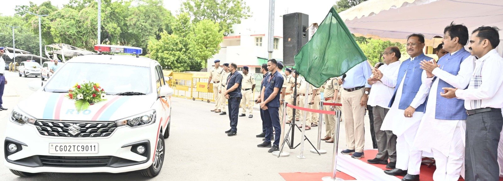 मुख्यमंत्री ने परिवहन सुरक्षा बेड़े में शामिल 48 वाहनों को झंडी दिखाकर किया रवाना, कर्मियों को सौंपी वाहनों की चाबी