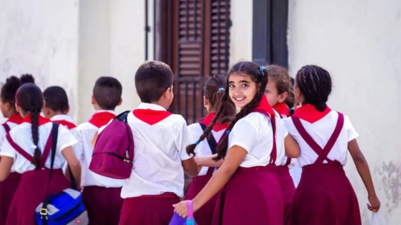 निजी स्कूलों में प्राइवेट पब्लिशर्स की किताबें बैन, सिर्फ NCERT और सरकारी पुस्तकें ही मान्य, सख्त आदेश जारी