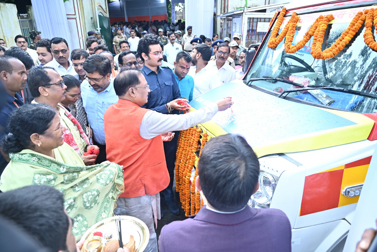 मुख्यमंत्री विष्णु देव साय ने किया “रक्त-मित्र” पुस्तिका का विमोचन, रेडक्रॉस के आजीवन सदस्यों को किया सम्मानित