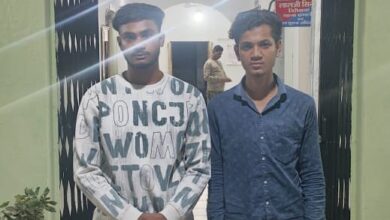 वायरल वीडियो में दो युवक और एक महिला बेच रहे थे अवैध शराब, पुलिस ने पकड़ा तीनों को रंगेहाथ