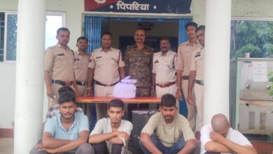 पुलिस की बड़ी कामयाबी: बाइक और मोबाइल के साथ पांच गांजा तस्कर गिरफ्तार